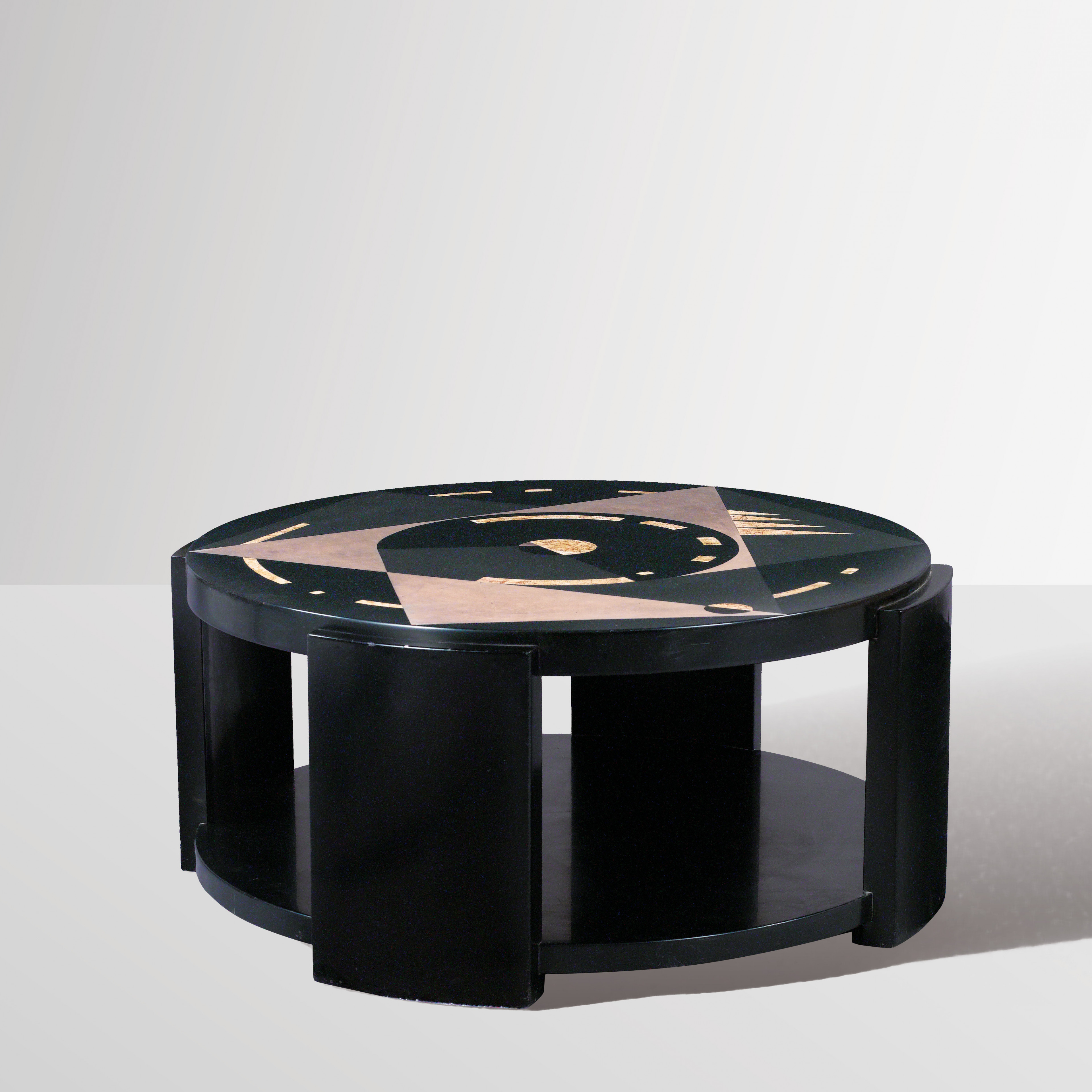 Table circulaire à double plateau.